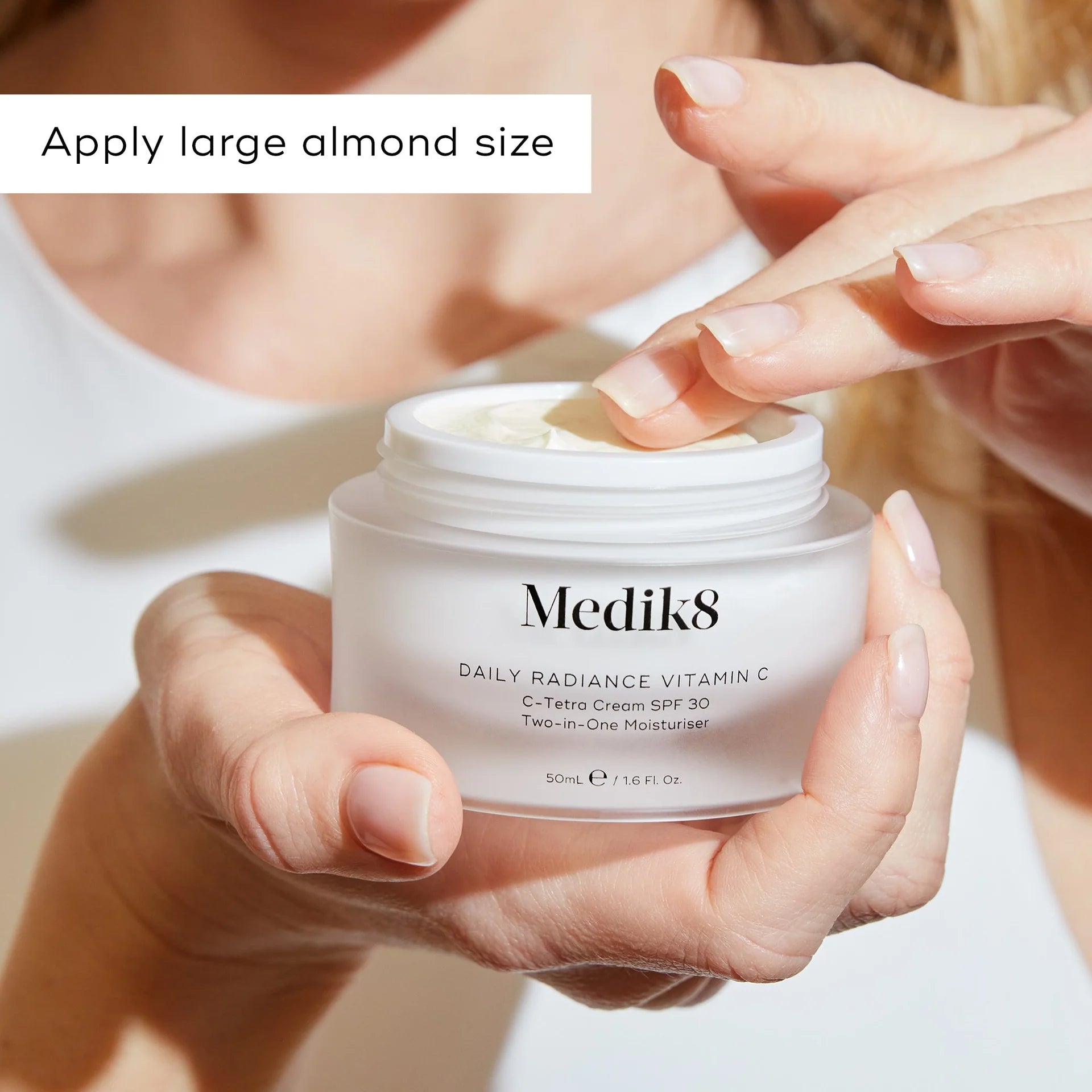 Energiza tu piel cada mañana con Daily Radiance Vitamin C, una crema hidratante con vitamina C y FPS 30 con una textura ligera y de cachemira.