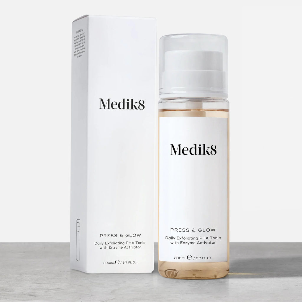 Experimenta el poder de los polihidroxiácidos (PHAs) exfoliantes de nueva generación con Press & Glow; el tónico ácido hidratante que ayuda a exfoliar la superficie del cutis para conseguir un brillo diario notable.