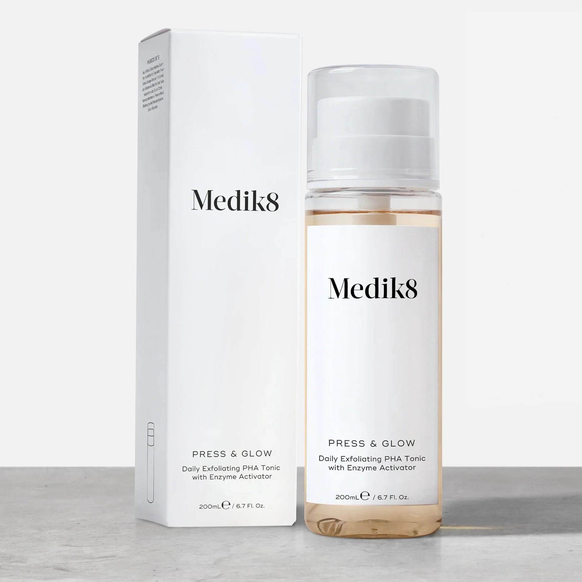 Experimenta el poder de los polihidroxiácidos (PHAs) exfoliantes de nueva generación con Press & Glow; el tónico ácido hidratante que ayuda a exfoliar la superficie del cutis para conseguir un brillo diario notable.