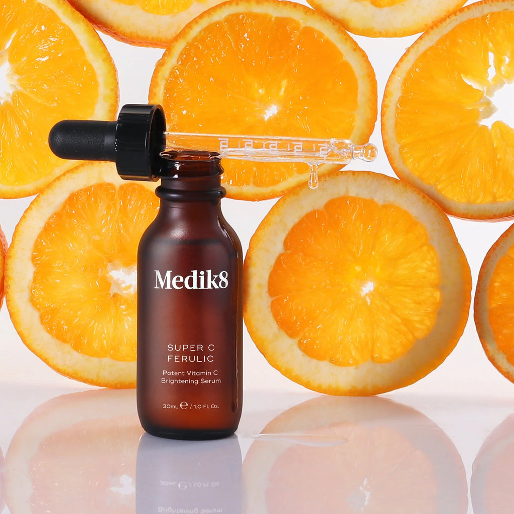 Aumenta la luminosidad y combate los signos visibles del envejecimiento con Super C Ferulic. This ultra-brightening serum is Medik8’s most powerful vitamin C.