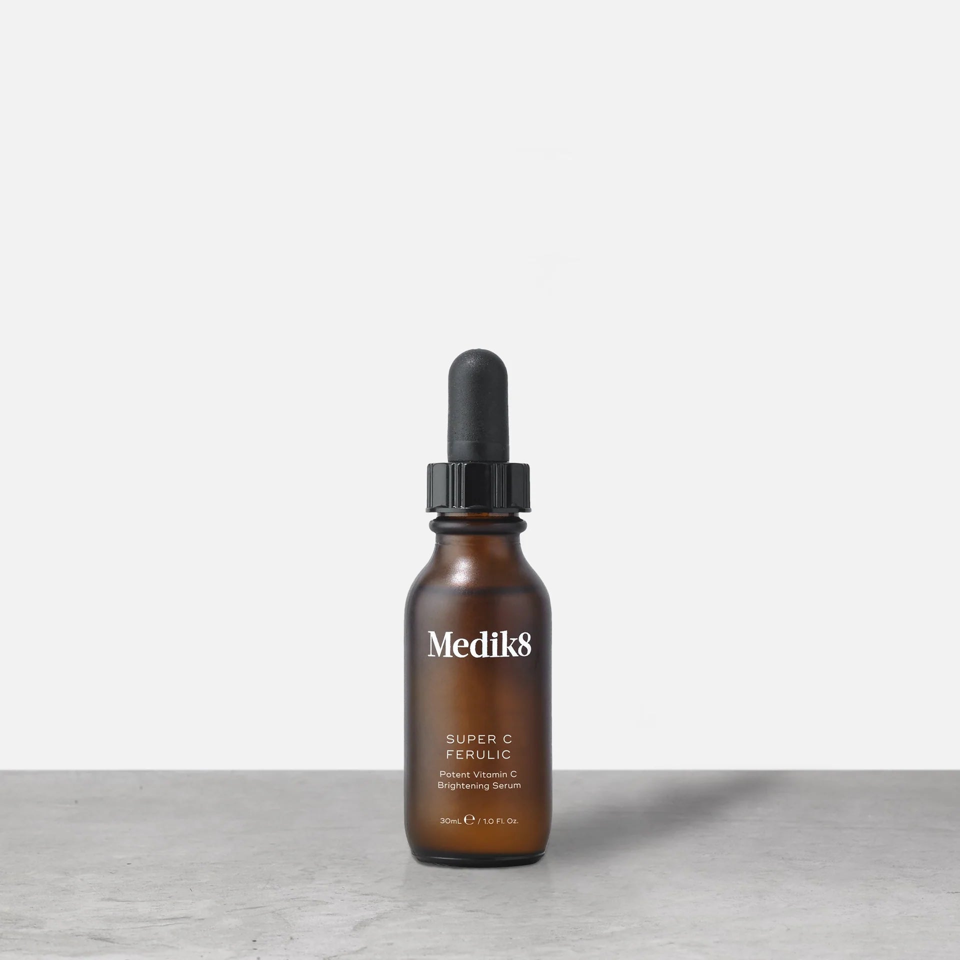Aumenta la luminosidad y combate los signos visibles del envejecimiento con Super C Ferulic. This ultra-brightening serum is Medik8’s most powerful vitamin C.